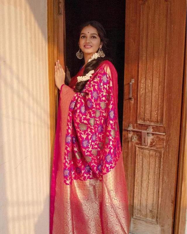 Women Banarasi Silk Woven Saree With Blouse Piece Bell Sleeve Blouse