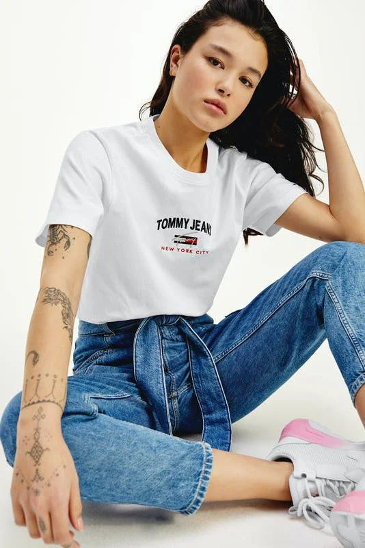 TOMMY JEANS ORGANIC COTTON CROPPED FIT LOGO T-SHIRT - WHITE-- Front Pockets Side Pockets Patch Pockets TOMMY JEANS ORGANIC COTTON CROPPED FIT LOGO T-SHIRT - WHITE-- Front Pockets Side Pockets Patch Pockets
