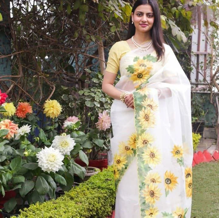 Women's Organza Silk Digital print Aari Work White Saree With Blouse Piece Versatile Layering Blouse