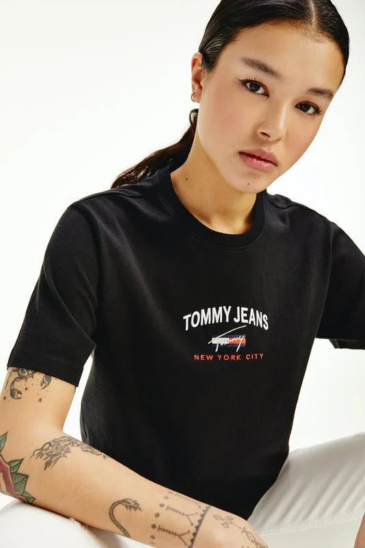 TOMMY JEANS ORGANIC COTTON CROPPED FIT LOGO T-SHIRT - BLACK-- Welt Pockets Slit Pockets TOMMY JEANS ORGANIC COTTON CROPPED FIT LOGO T-SHIRT - BLACK-- Welt Pockets Slit Pockets